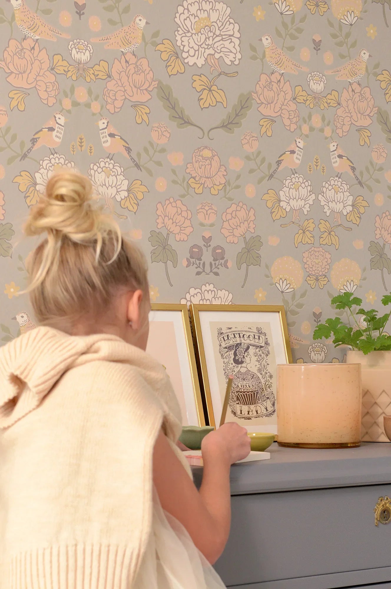 Majvillan June mindful grey behang sfeerbeeld kinderkamer detail