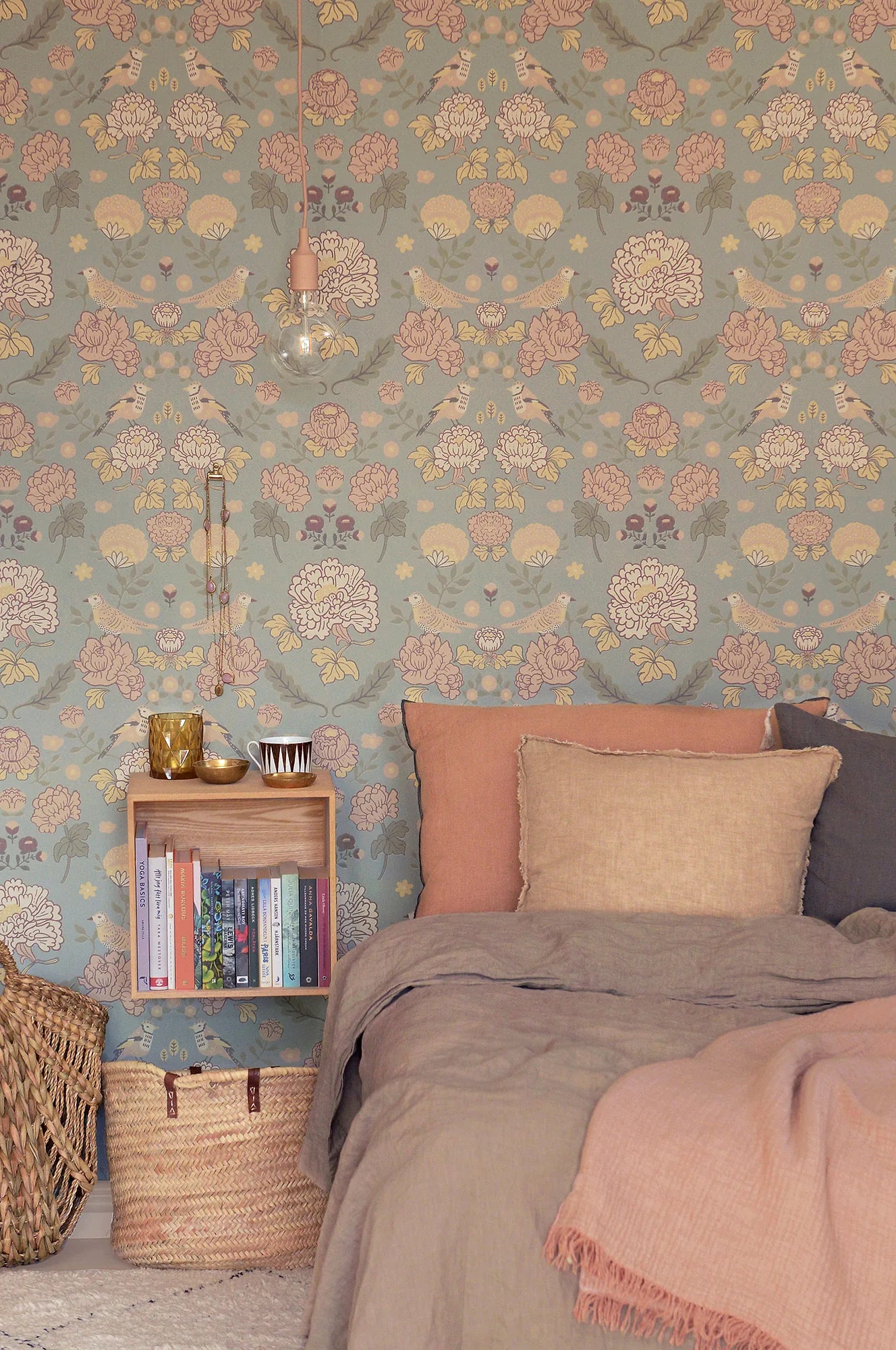 Majvillan June behang in sage green kleur in sfeervolle Scandinavische kinderkamer