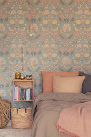 Majvillan June behang in sage green kleur in sfeervolle Scandinavische kinderkamer