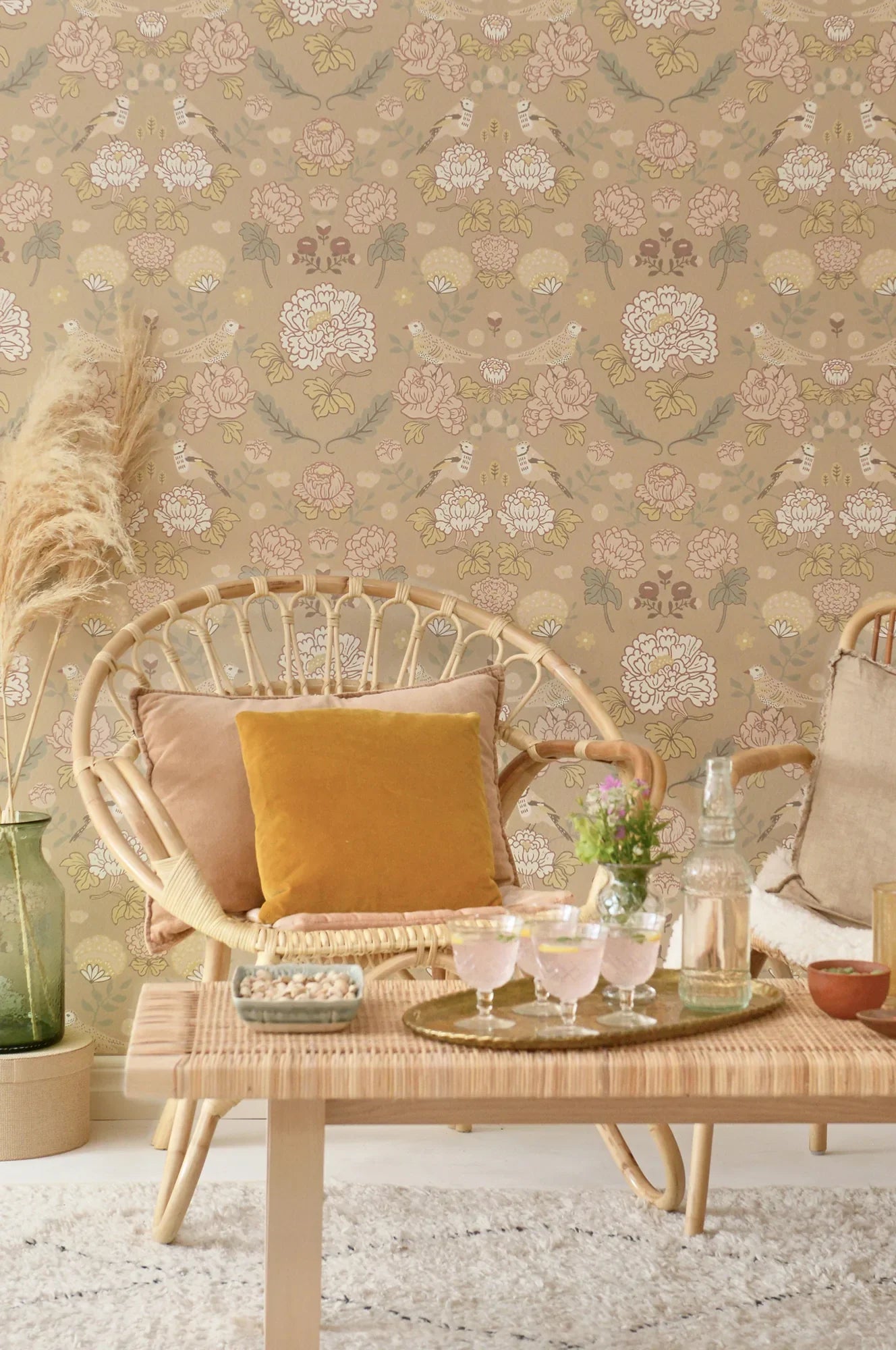 Majvillan June behang in honey beige kleur in sfeervolle Scandinavische kinderkamer