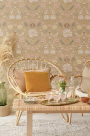 Majvillan June behang in honey beige kleur in sfeervolle Scandinavische kinderkamer