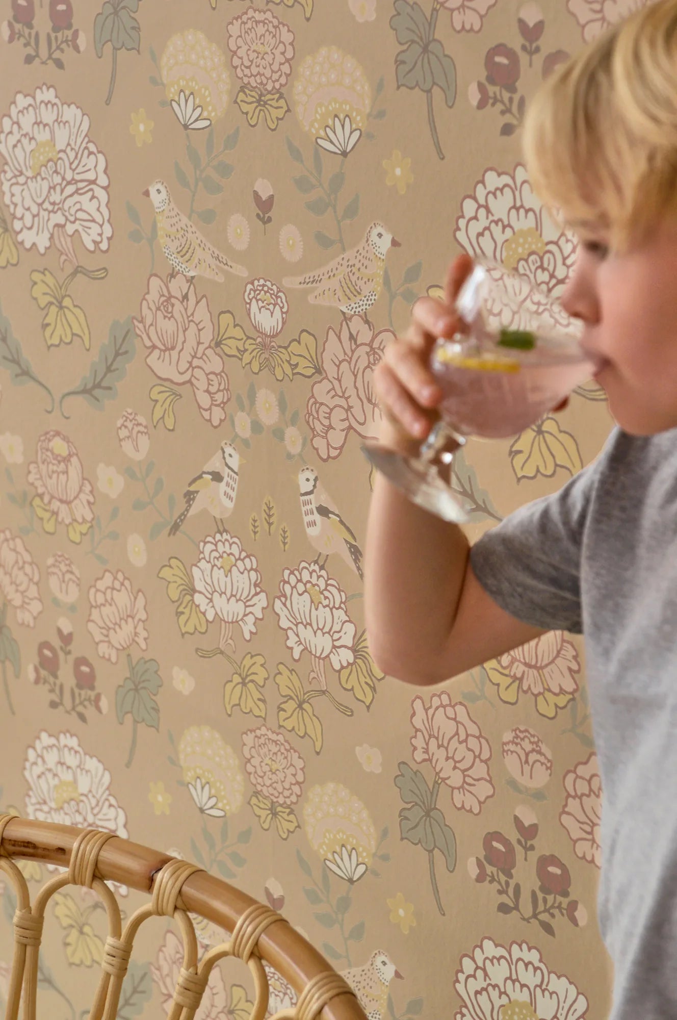 Majvillan June honey beige behang sfeerbeeld kinderkamer detail