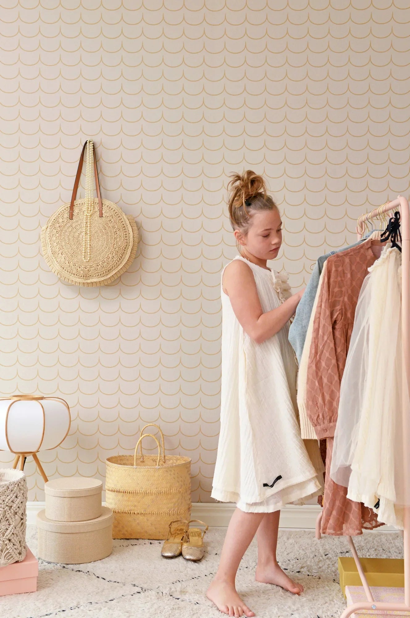Majvillan Drop curtain behang in greige kleur in sfeervolle Scandinavische kinderkamer