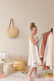 Majvillan Drop curtain behang in greige kleur in sfeervolle Scandinavische kinderkamer