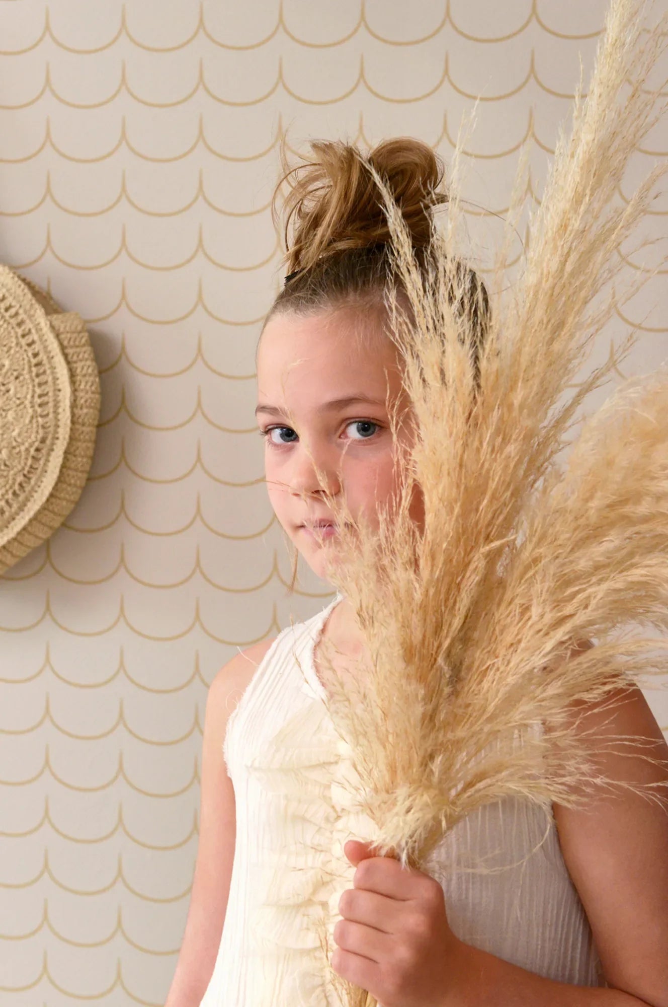 Majvillan Drop curtain greige behang sfeerbeeld kinderkamer detail