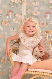 Majvillan Old garden behang in gentle bluegrey kleur in sfeervolle Scandinavische kinderkamer