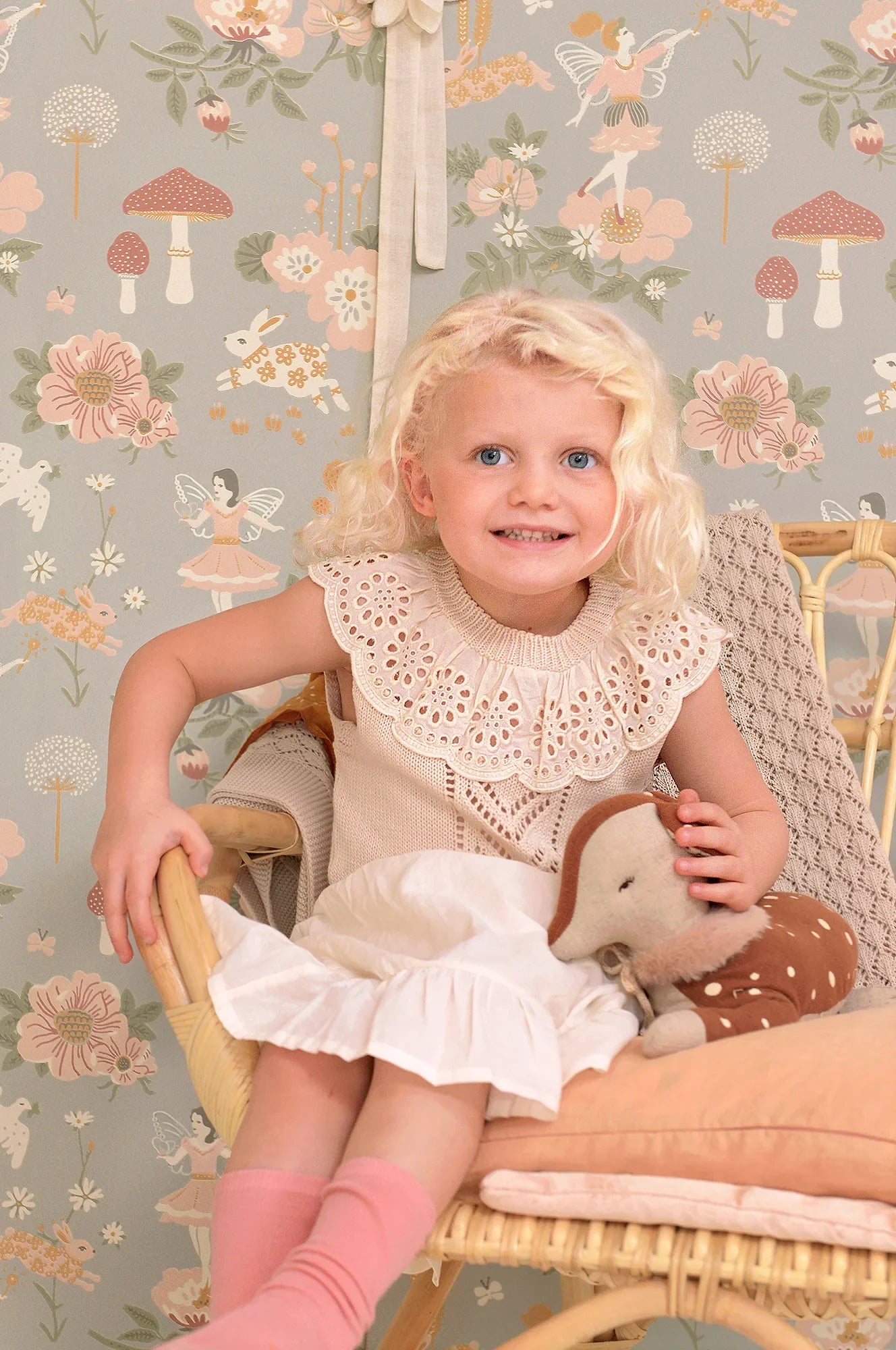 Majvillan Old garden behang in gentle bluegrey kleur in sfeervolle Scandinavische kinderkamer