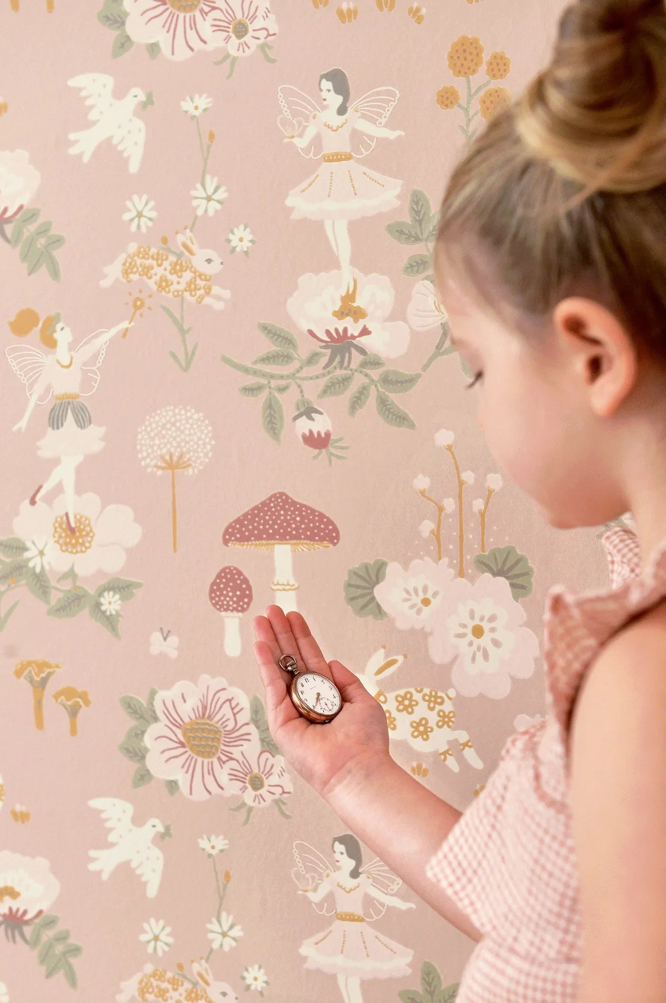 Majvillan Old garden dusty rose behang sfeerbeeld kinderkamer detail