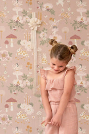 Majvillan Old garden behang in dusty rose kleur in sfeervolle Scandinavische kinderkamer