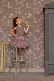 Majvillan Old garden behang in plum kleur in sfeervolle Scandinavische kinderkamer