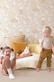 Majvillan Garden party behang in sandy grey kleur in sfeervolle Scandinavische kinderkamer