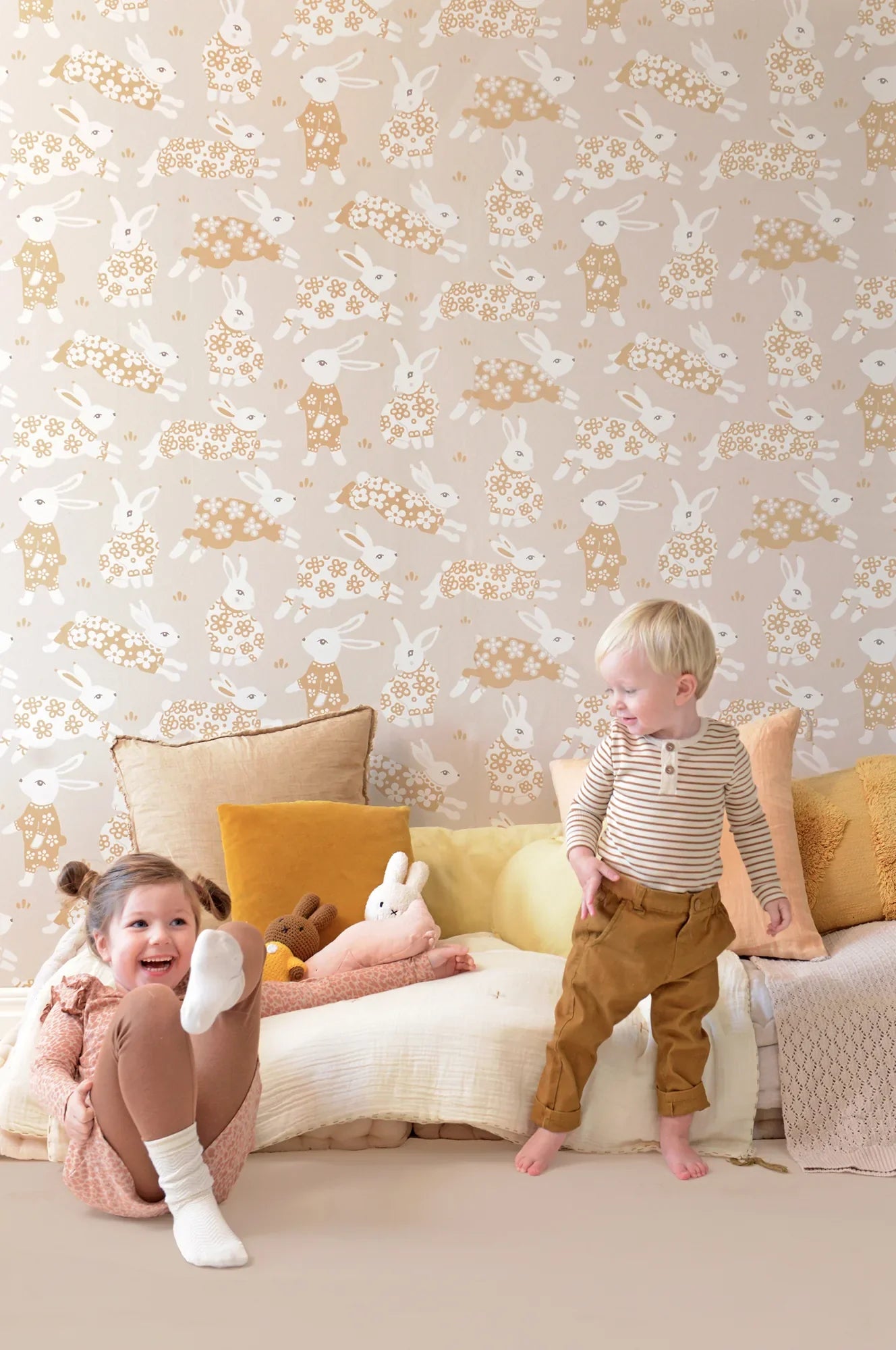 Majvillan Garden party sandy grey behang sfeerbeeld kinderkamer detail