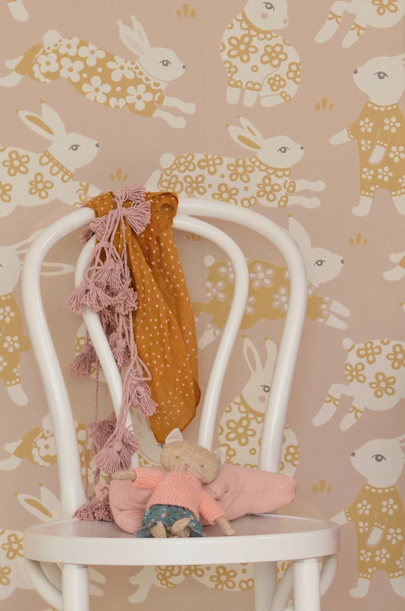Majvillan Garden party dusty blush pink behang sfeerbeeld kinderkamer detail