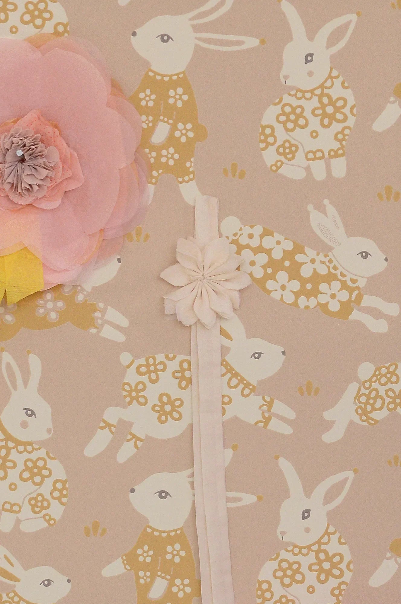 Majvillan Garden party dusty blush pink behang sfeerbeeld kinderkamer detail