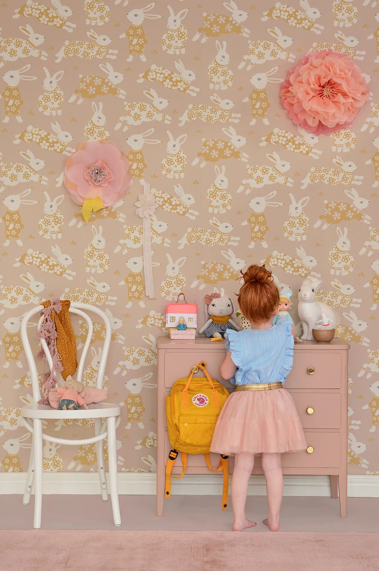 Majvillan Garden party dusty blush pink behang sfeerbeeld kinderkamer detail