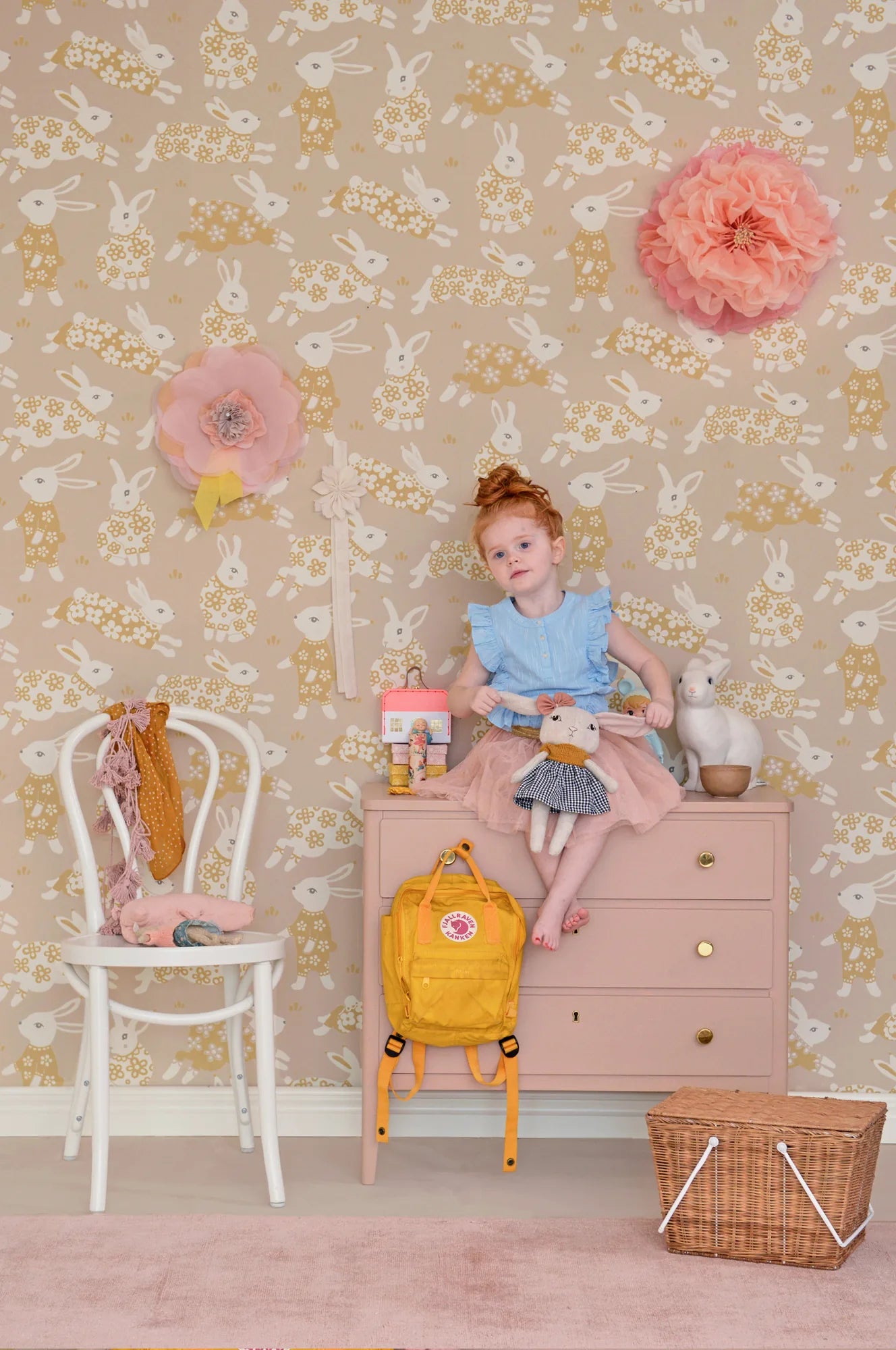 Majvillan Garden party behang in dusty blush pink kleur in sfeervolle Scandinavische kinderkamer