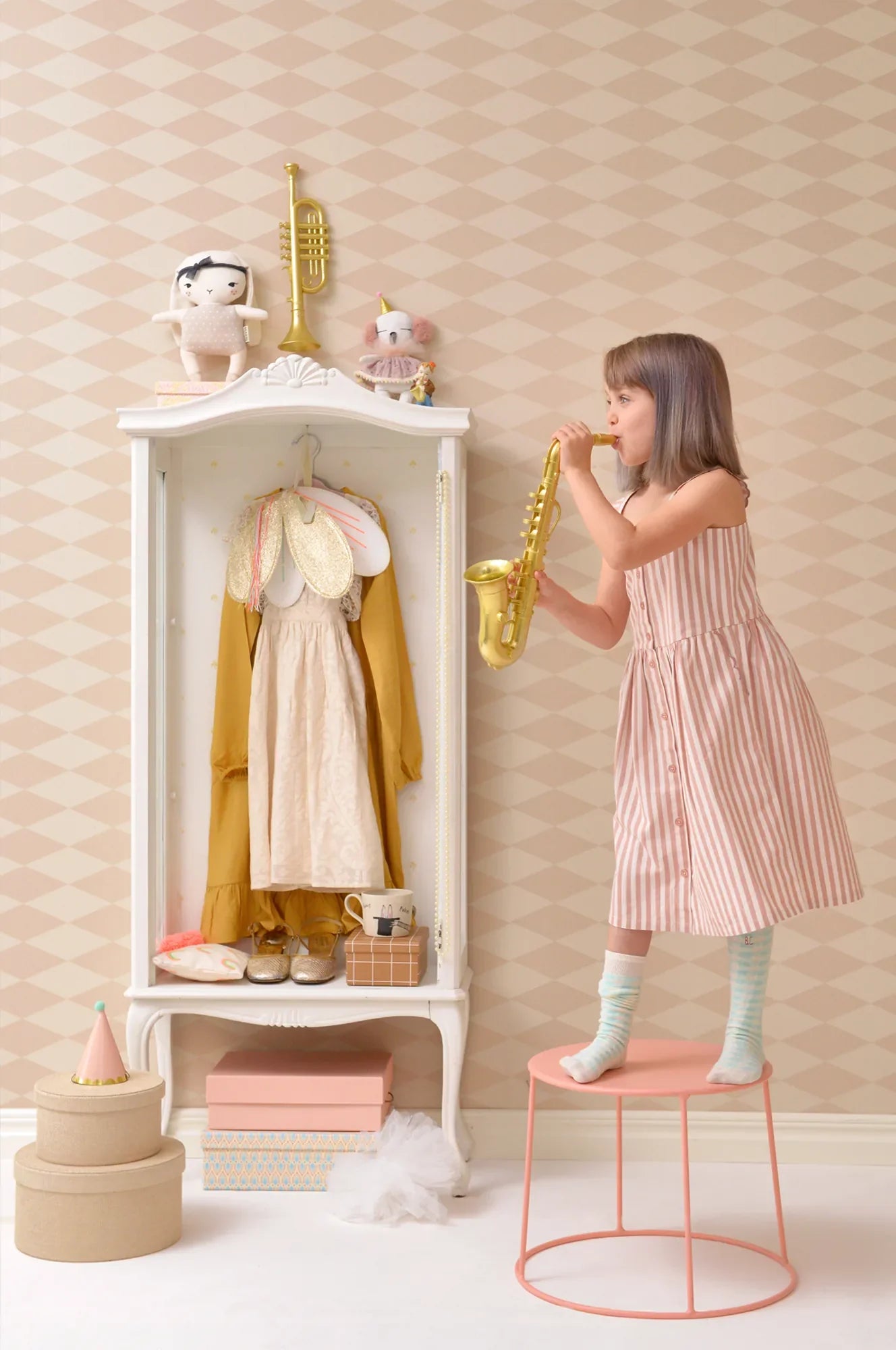 Majvillan Copenhagen behang in beige pink kleur in sfeervolle Scandinavische kinderkamer