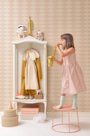 Majvillan Copenhagen behang in beige pink kleur in sfeervolle Scandinavische kinderkamer