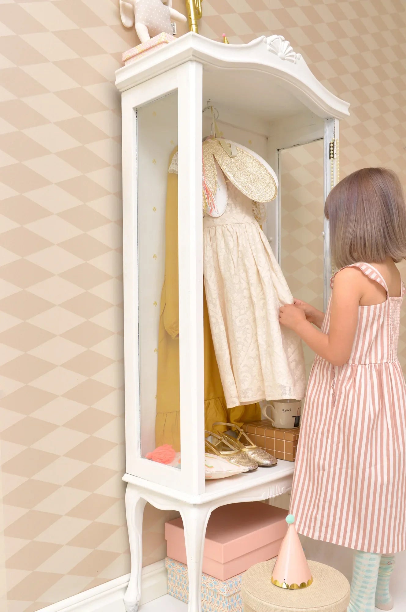 Majvillan Copenhagen beige pink behang sfeerbeeld kinderkamer detail