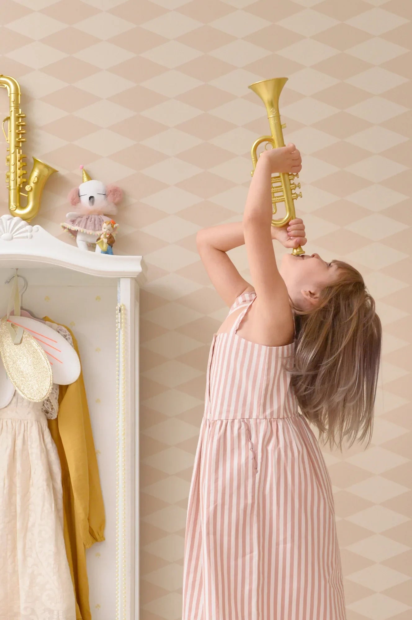 Majvillan Copenhagen beige pink behang sfeerbeeld kinderkamer detail