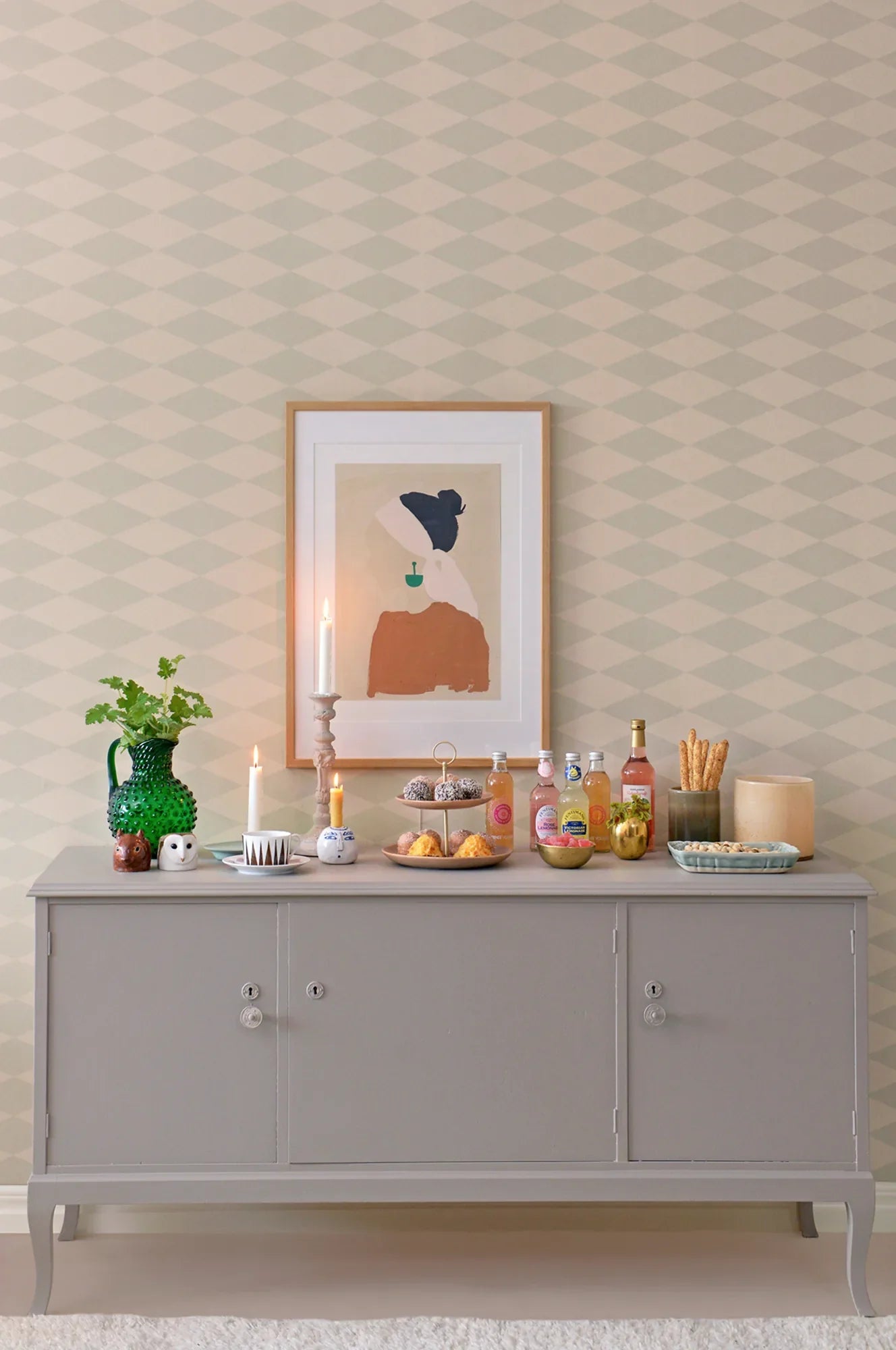 Majvillan Copenhagen behang in beige green kleur in sfeervolle Scandinavische kinderkamer