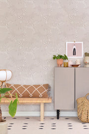 Majvillan Safari stripes behang in warm grey kleur in sfeervolle Scandinavische kinderkamer