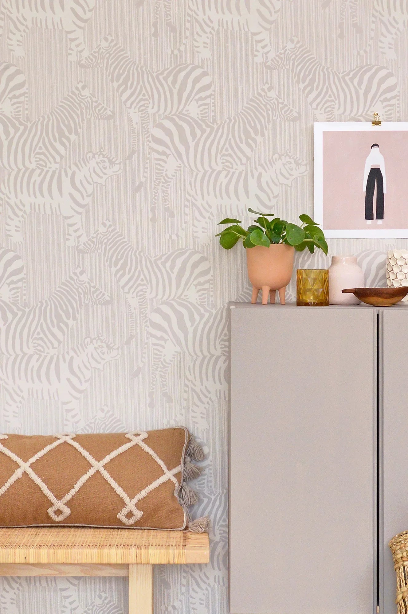 Majvillan Safari stripes warm grey behang sfeerbeeld kinderkamer detail