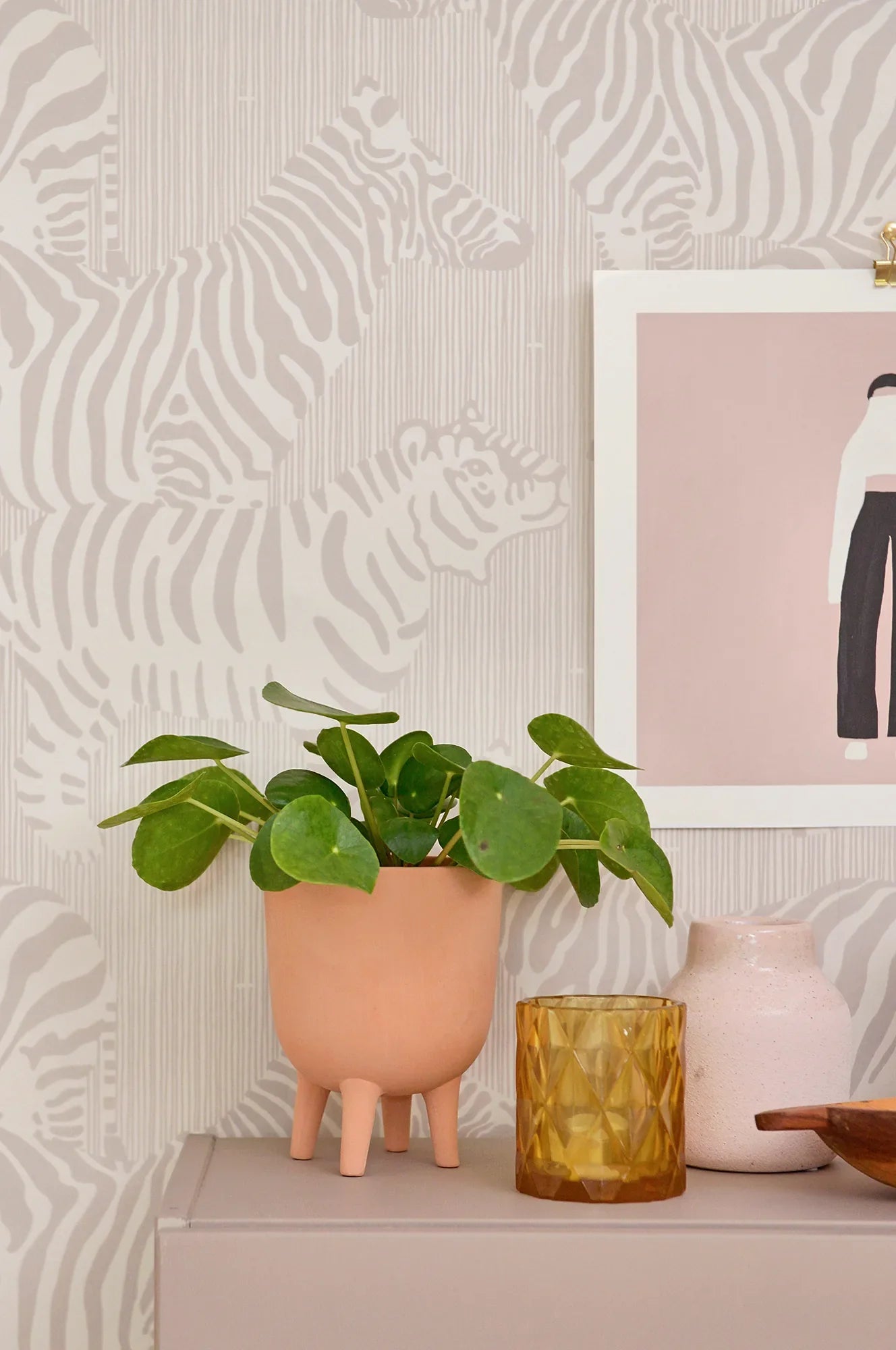 Majvillan Safari stripes warm grey behang sfeerbeeld kinderkamer detail