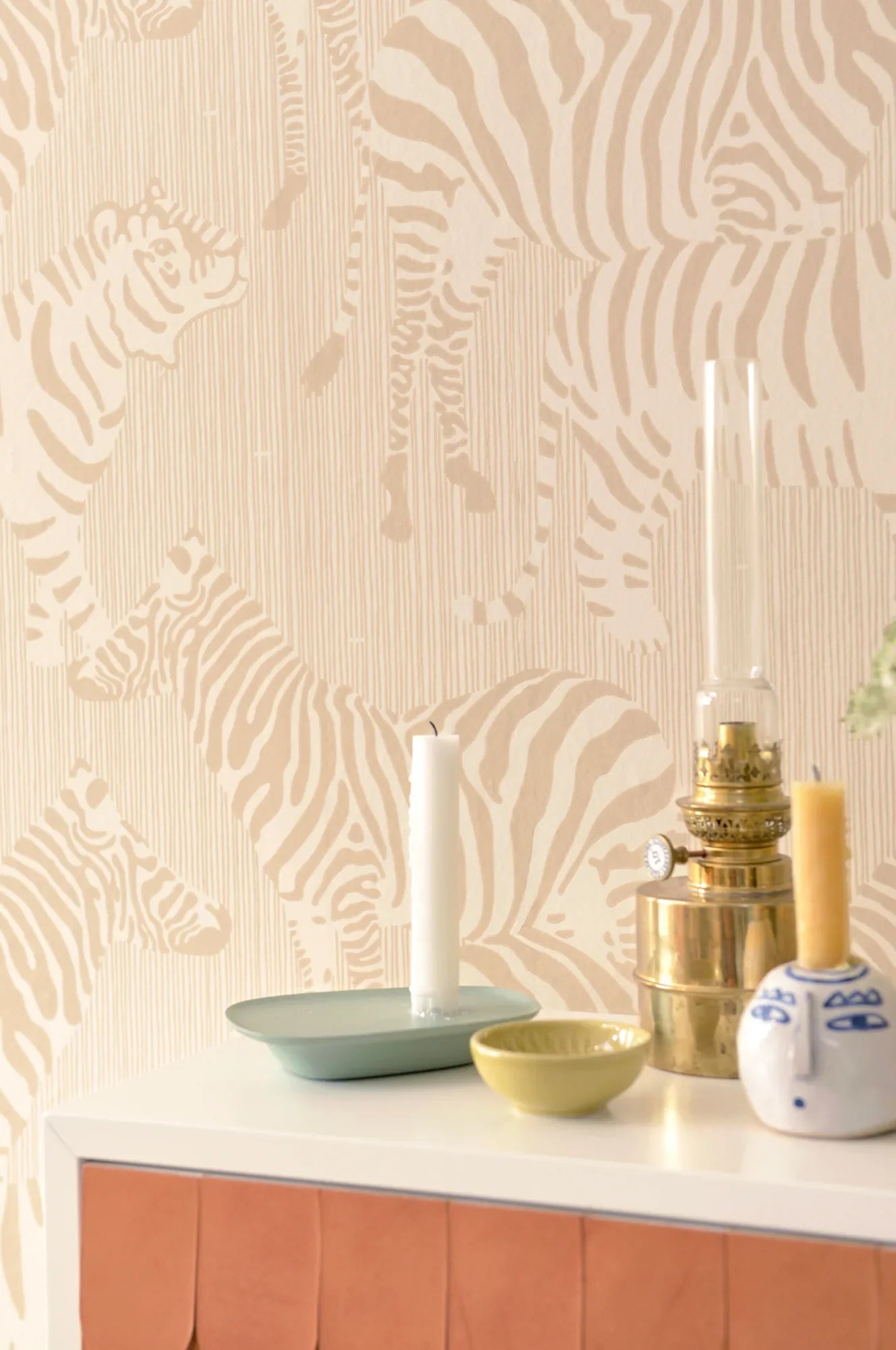Majvillan Safari stripes dusty beige behang sfeerbeeld kinderkamer detail