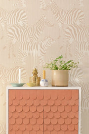 Majvillan Safari stripes behang in dusty beige kleur in sfeervolle Scandinavische kinderkamer