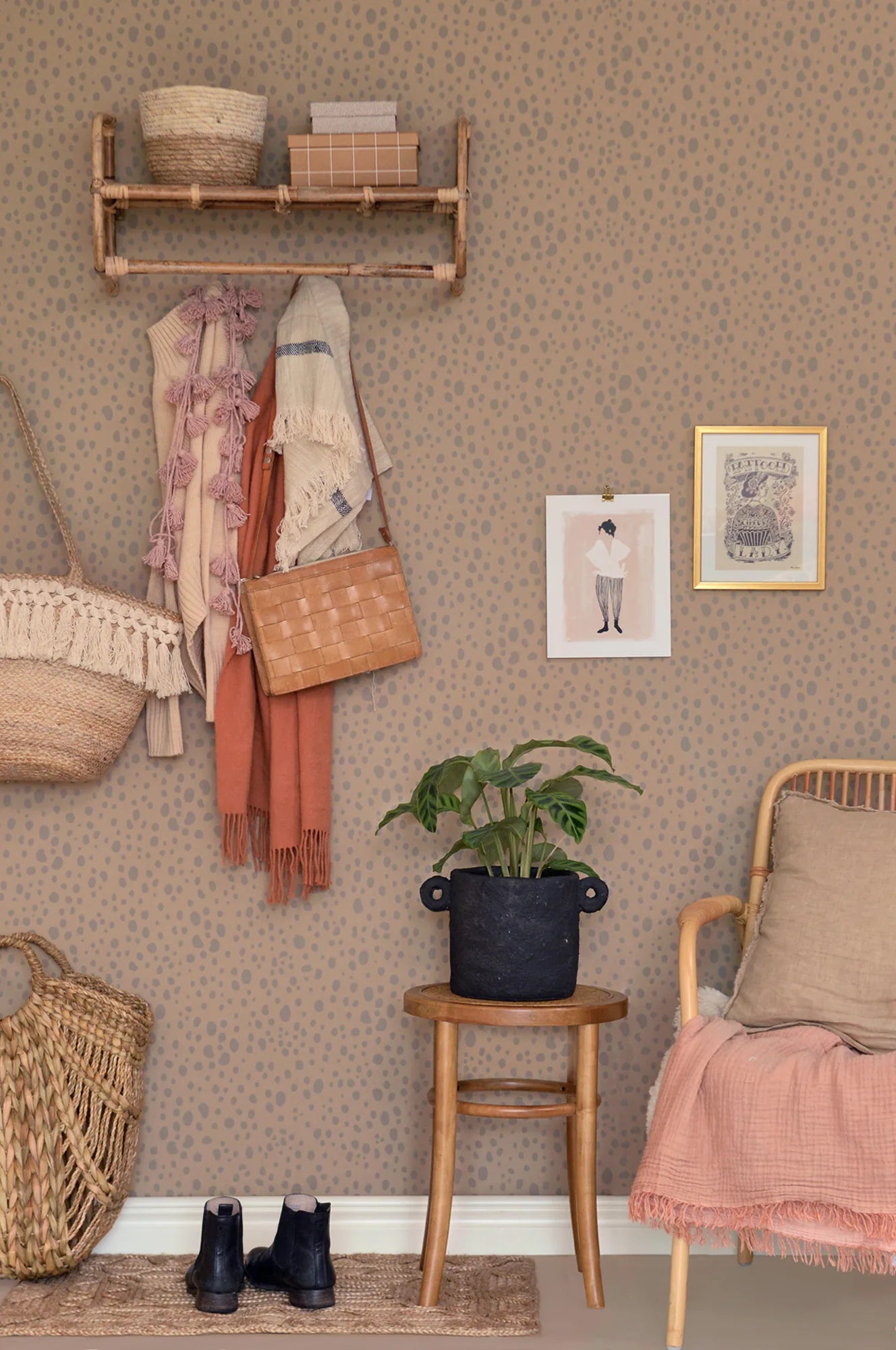 Majvillan Animal dots soft brown behang sfeerbeeld kinderkamer detail