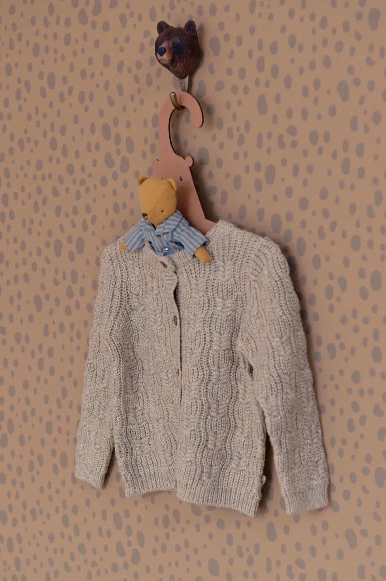 Majvillan Animal dots soft brown behang sfeerbeeld kinderkamer detail