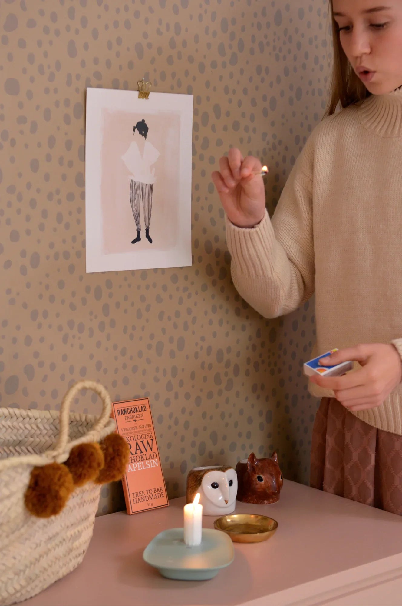 Majvillan Animal dots behang in soft brown kleur in sfeervolle Scandinavische kinderkamer
