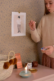Majvillan Animal dots behang in soft brown kleur in sfeervolle Scandinavische kinderkamer