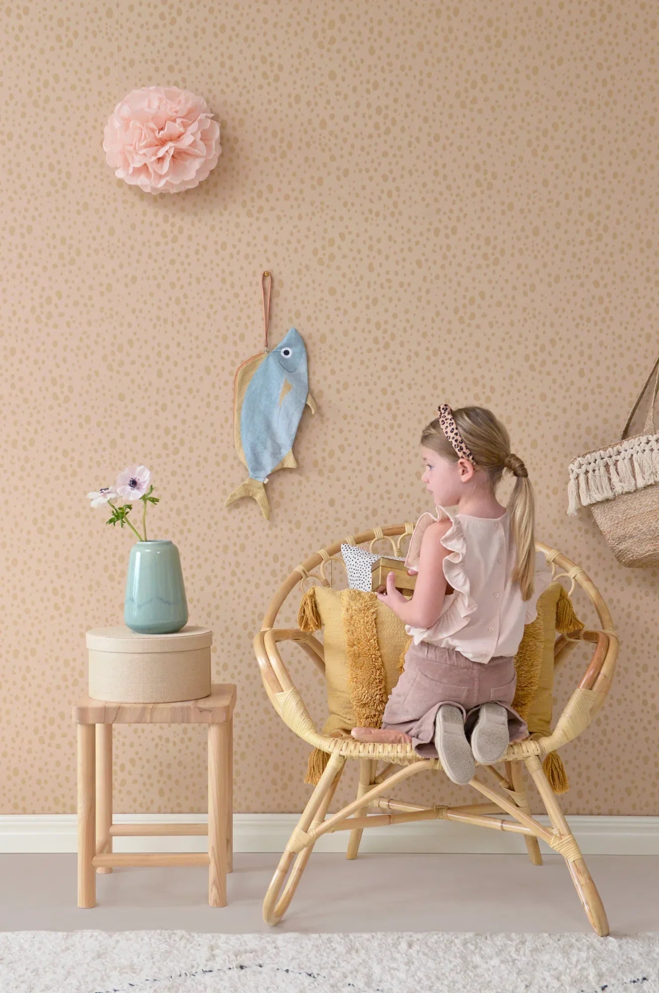Majvillan Animal dots dusty peach behang sfeerbeeld kinderkamer detail
