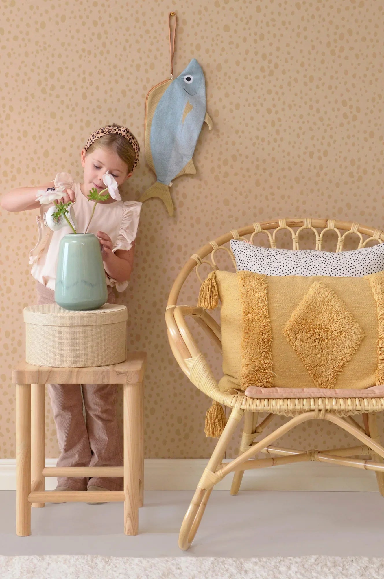 Majvillan Animal dots dusty peach behang sfeerbeeld kinderkamer detail