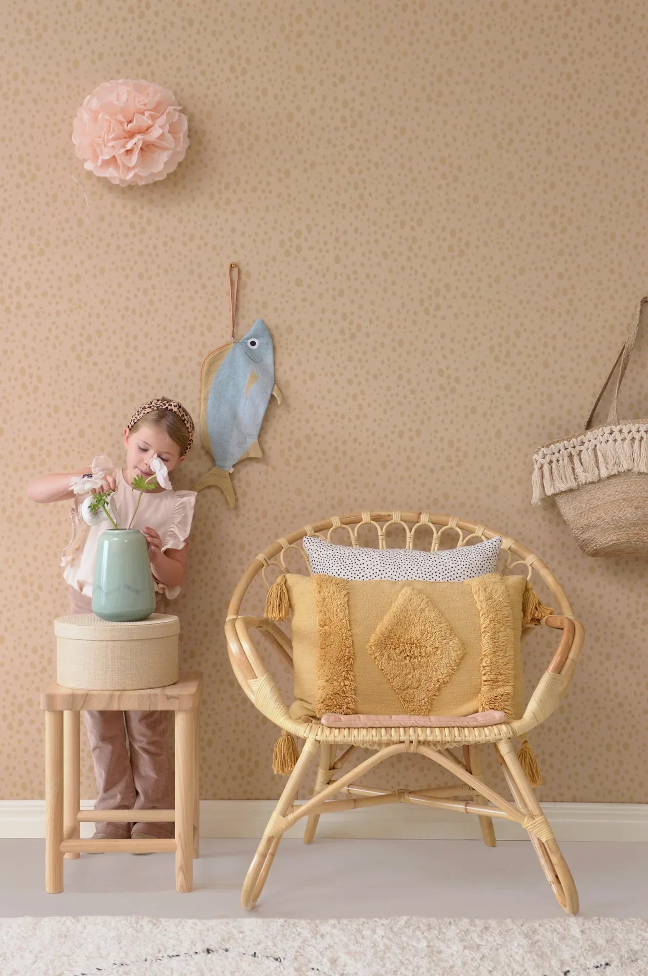 Majvillan Animal dots dusty peach behang sfeerbeeld kinderkamer detail