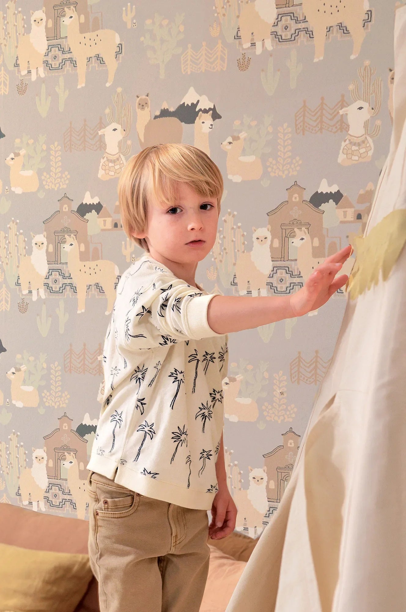 Majvillan Lama Village soft grey behang sfeerbeeld kinderkamer detail
