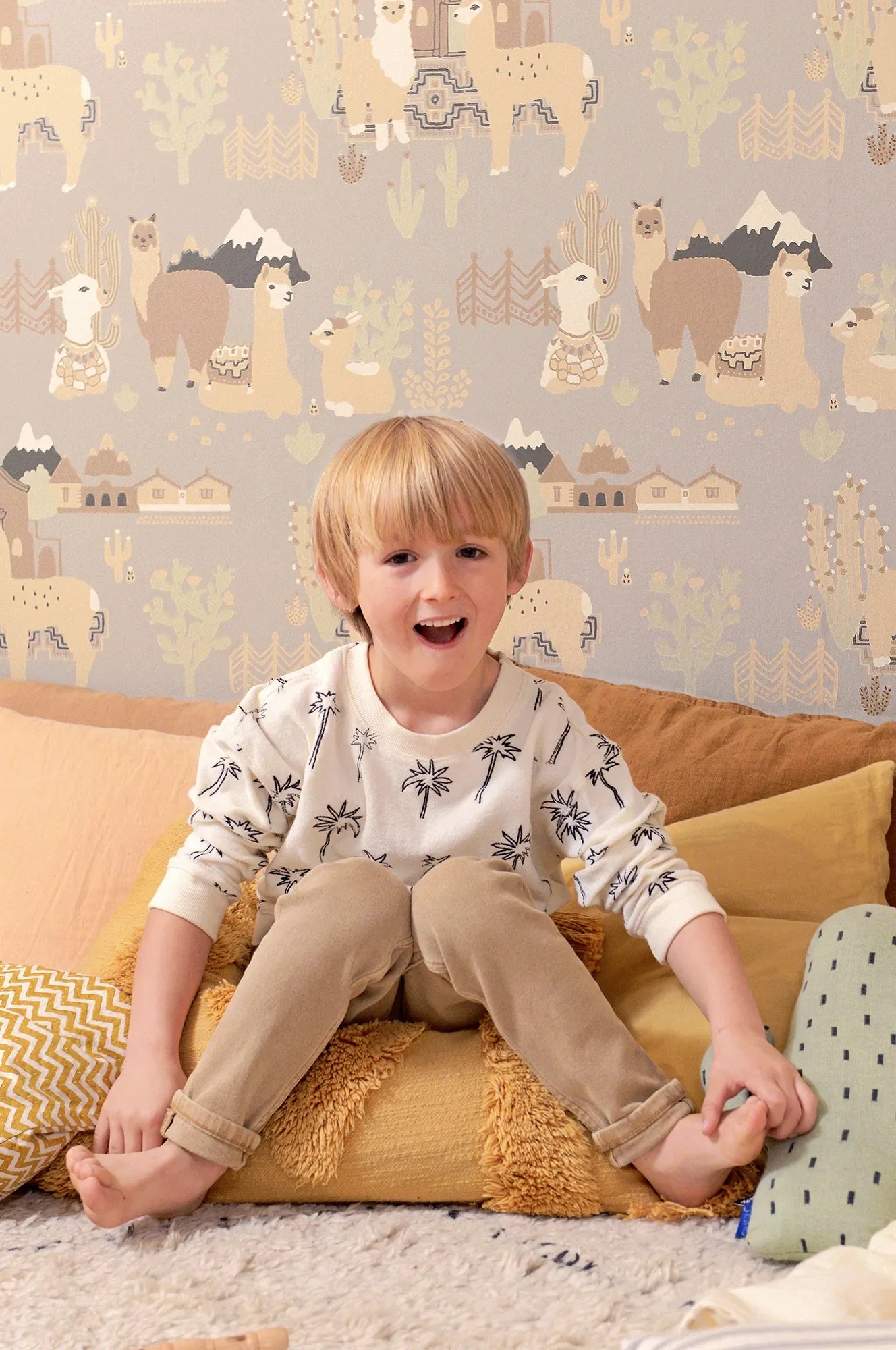 Majvillan Lama Village soft grey behang sfeerbeeld kinderkamer detail