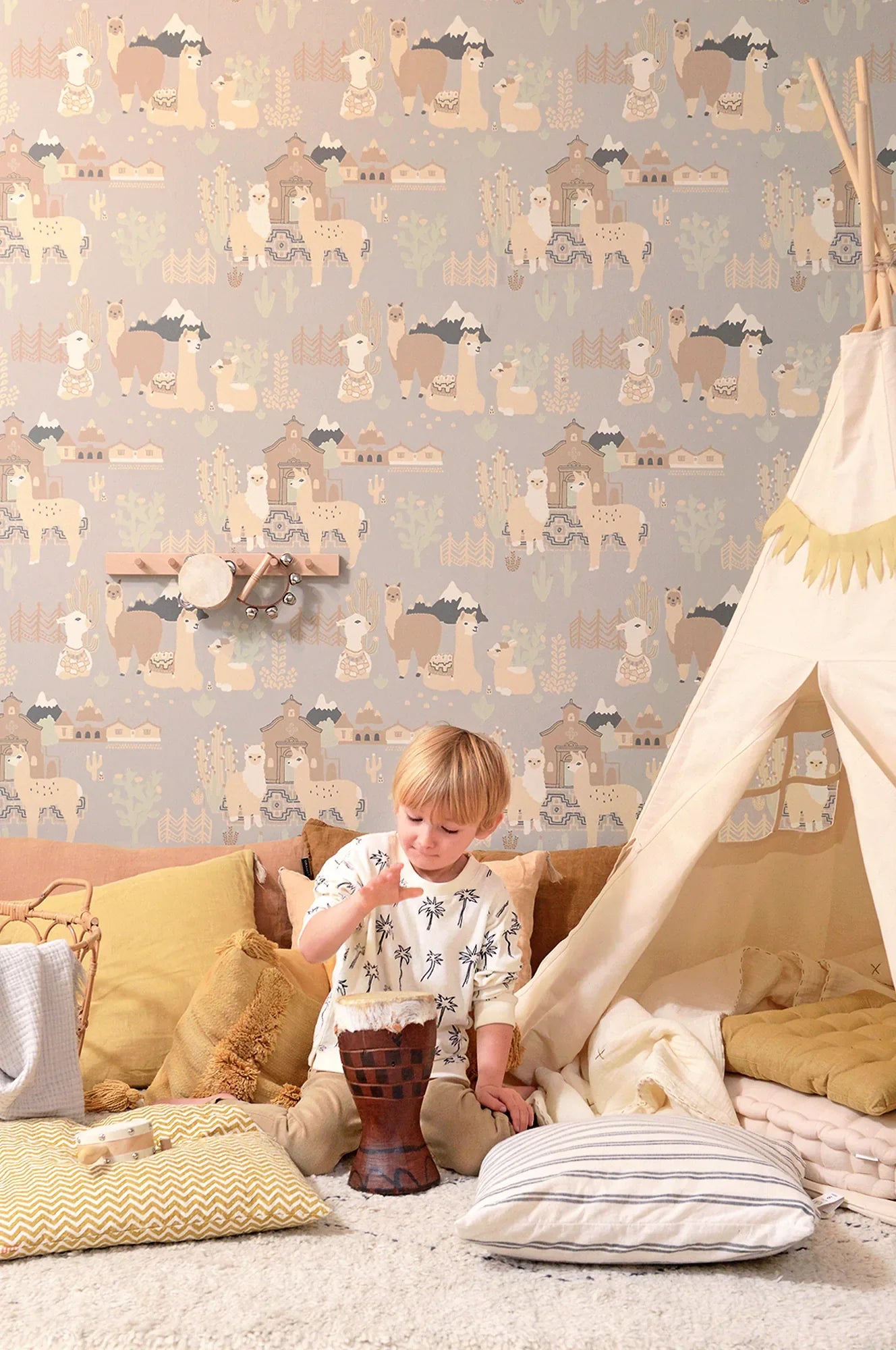 Majvillan Lama Village soft grey behang sfeerbeeld kinderkamer detail