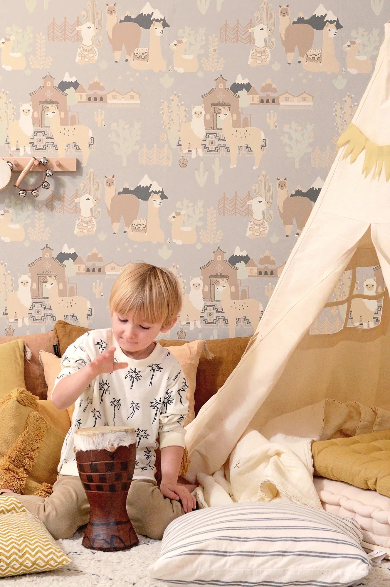 Majvillan Lama Village behang in soft grey kleur in sfeervolle Scandinavische kinderkamer
