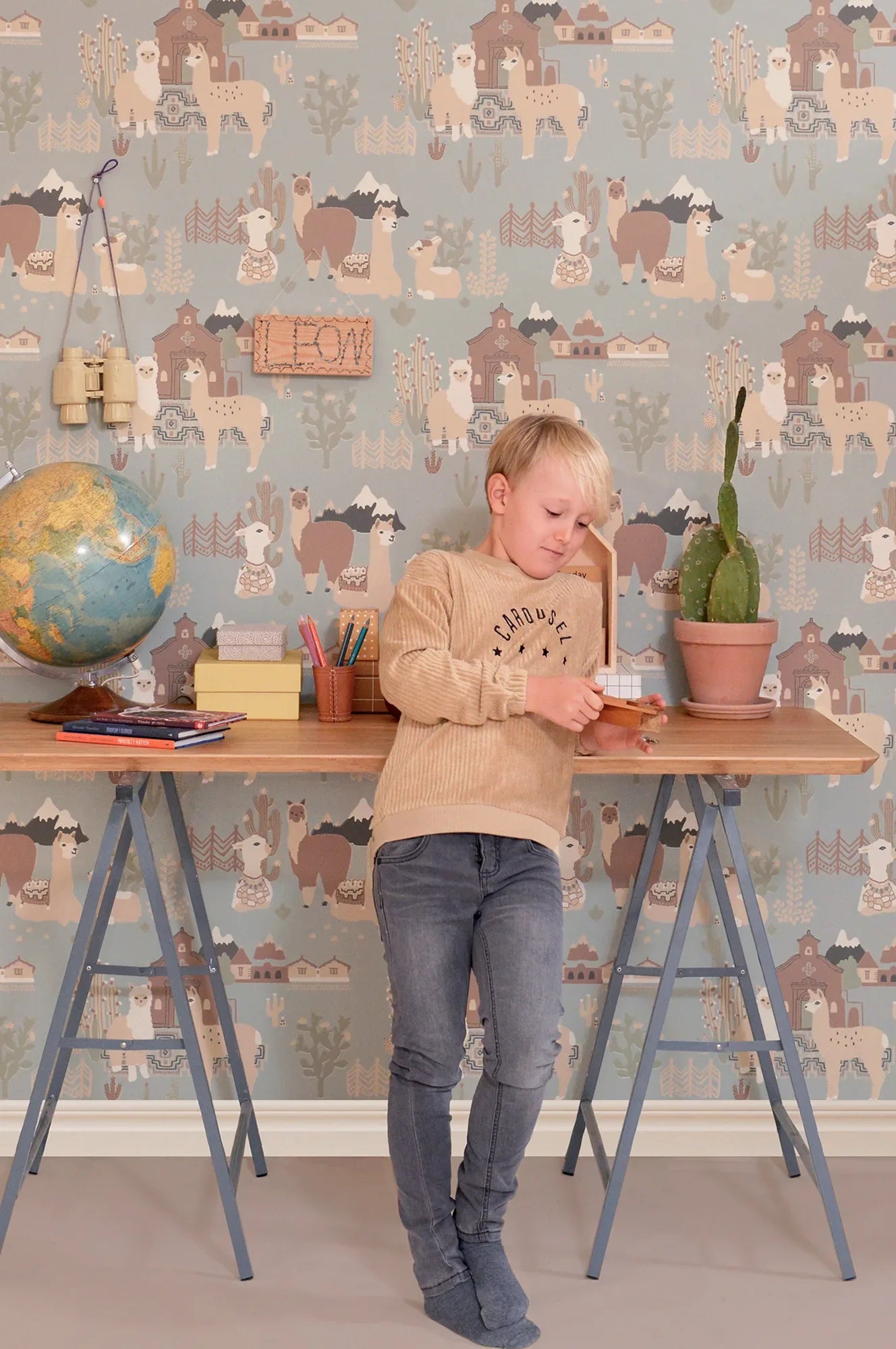 Majvillan Lama Village behang in afternoon blue kleur in sfeervolle Scandinavische kinderkamer