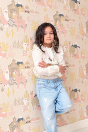 Majvillan Lama Village behang in light sunny pink kleur in sfeervolle Scandinavische kinderkamer