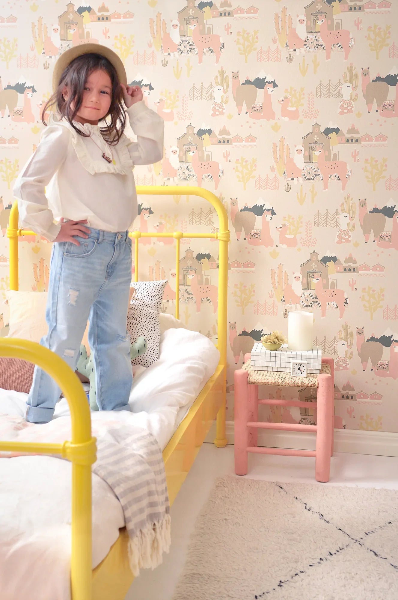 Majvillan Lama Village light sunny pink behang sfeerbeeld kinderkamer detail