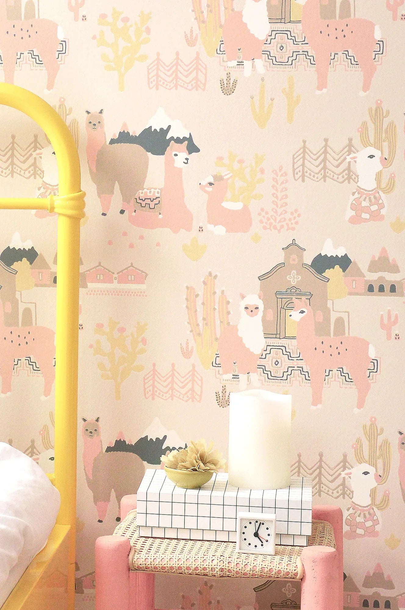 Majvillan Lama Village light sunny pink behang sfeerbeeld kinderkamer detail