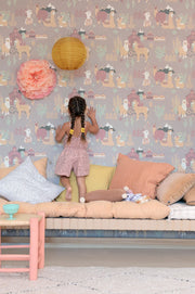Majvillan Lama Village behang in evening lilac kleur in sfeervolle Scandinavische kinderkamer