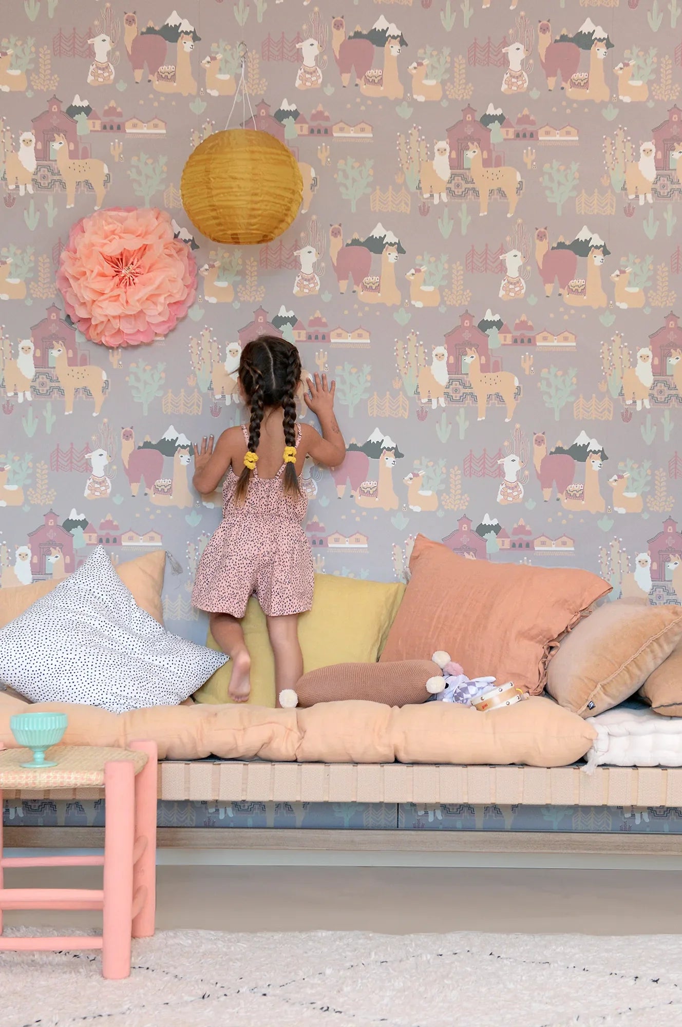 Majvillan Lama Village behang in evening lilac kleur in sfeervolle Scandinavische kinderkamer