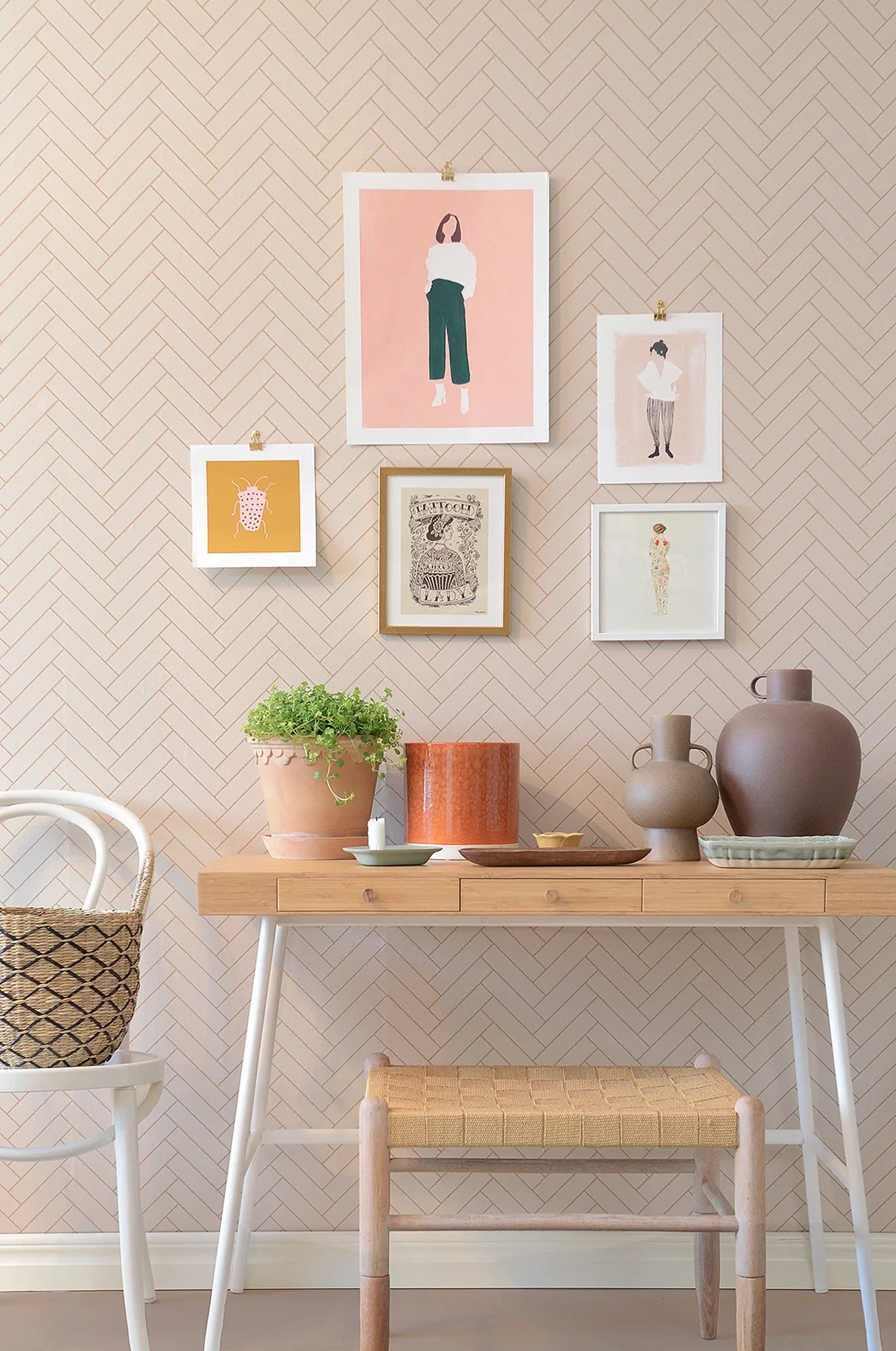 Majvillan Herringbone behang in sandy beige kleur in sfeervolle Scandinavische kinderkamer