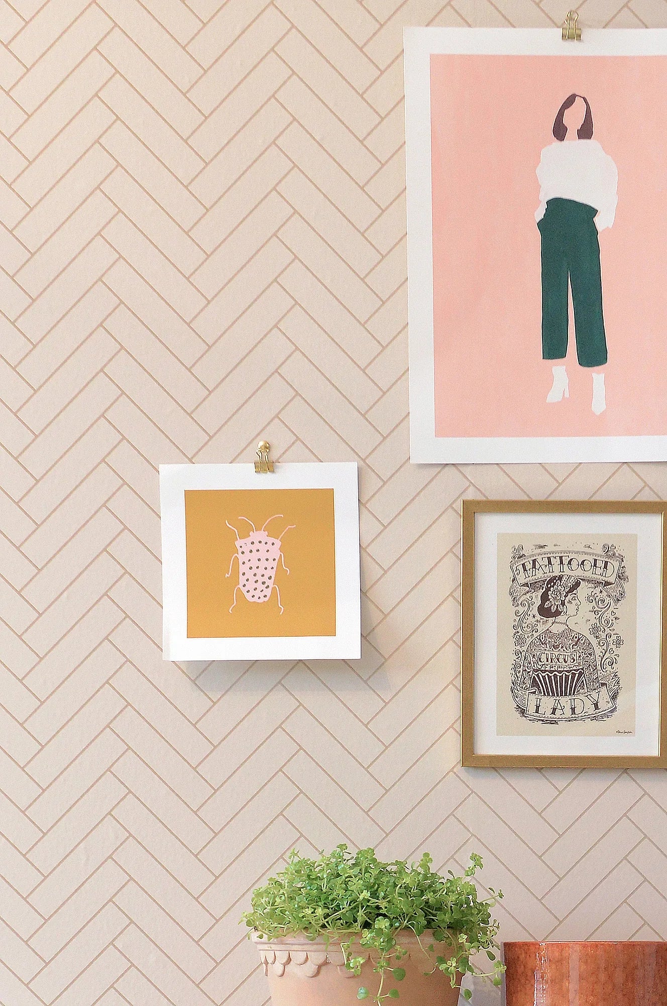 Majvillan Herringbone sandy beige behang sfeerbeeld kinderkamer detail