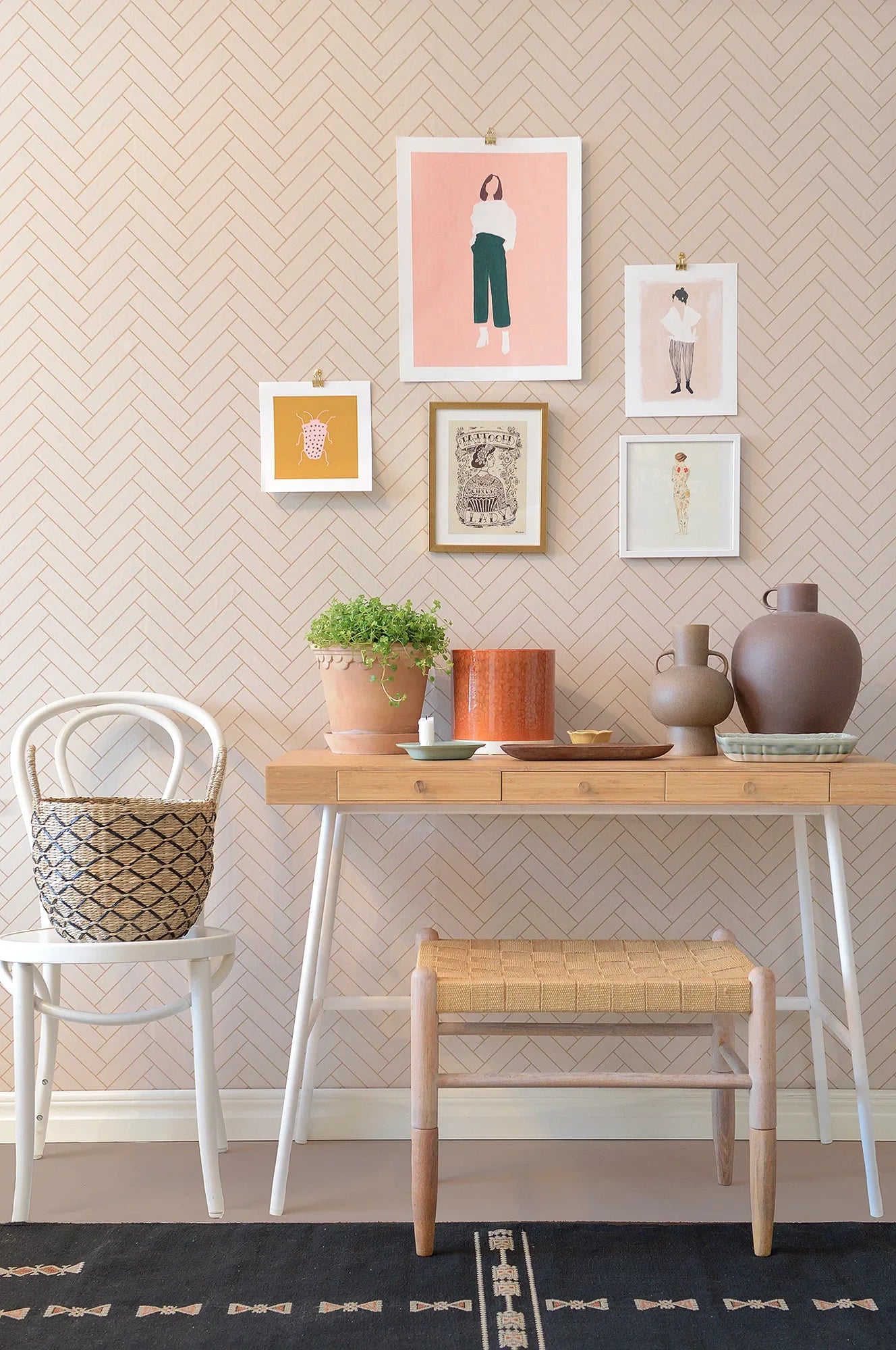 Majvillan Herringbone sandy beige behang sfeerbeeld kinderkamer detail